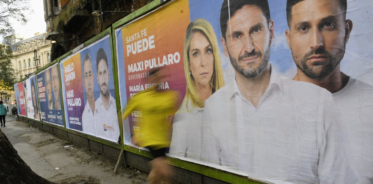 Maximiliano Pullaro, al frente de los afiches en la ciudad de Rosario. Foto: Juan José García.