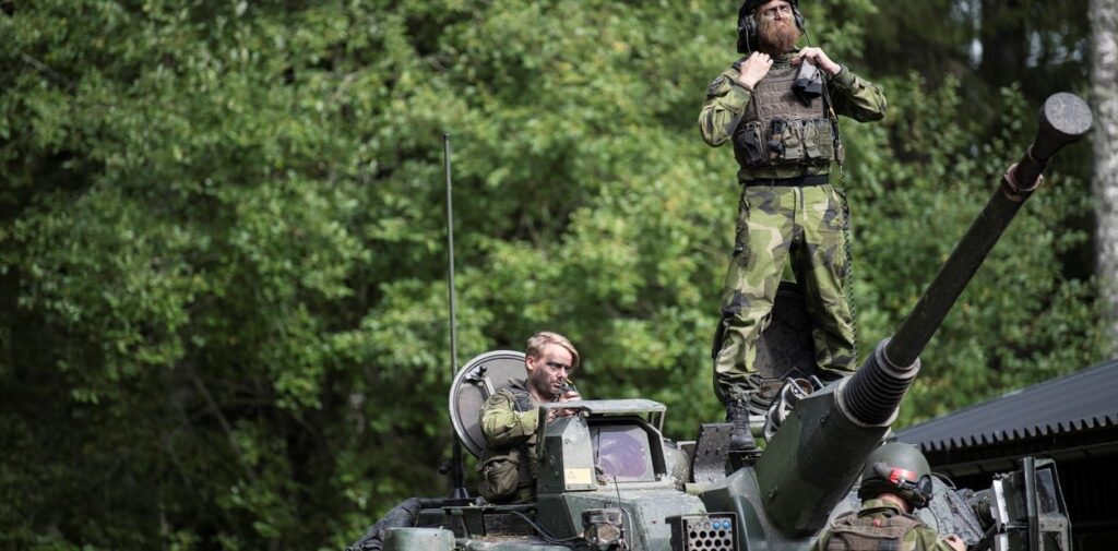 Soldados suecos de los regimientos suecos de Skaraborg participan en un ejercicio de entrenamiento como parte de los preparativos para el ejercicio de campo Aurora 17. Foto AP