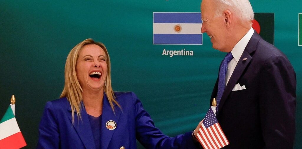 Giorgia Meloni y Joe Biden ríen durante la cumbre del G20 en India. Foto: Reuters