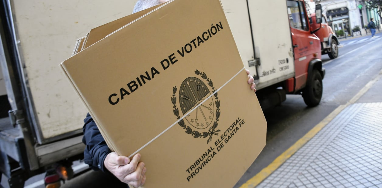 El reparto de urnas para las elecciones en Santa Fe. Foto: Juan José García.