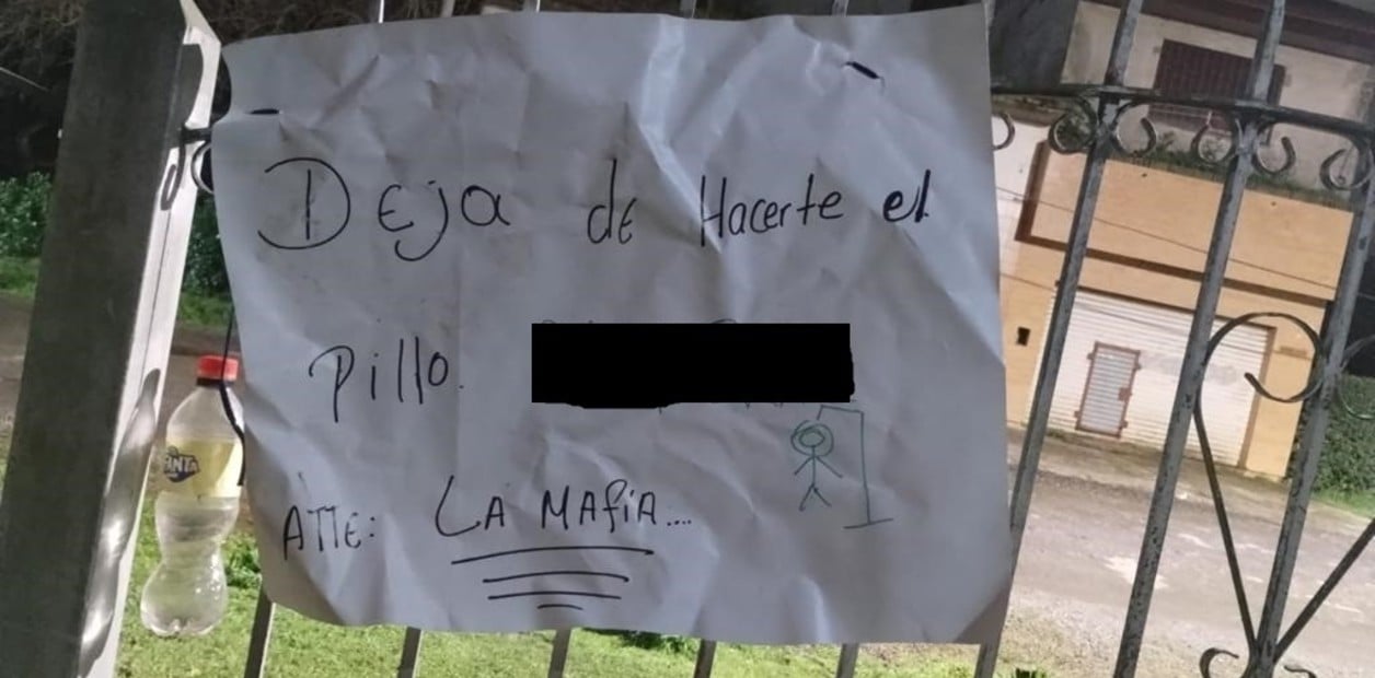 El cartel intimidatorio de Los Monos contra el director del penal de Ezeiza.