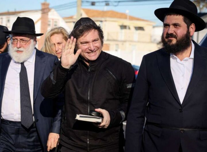 Milei visitó la tumba de un famoso rabino y pidió "bendiciones para el pueblo argentino"