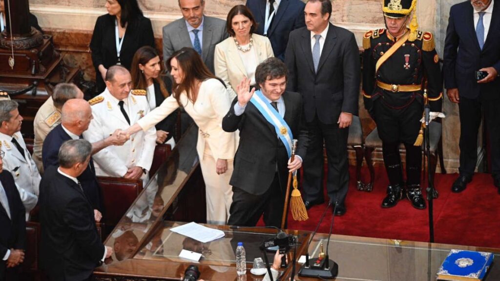 "Viva la libertad, carajo": la firma de Javier Milei en el Libro de Honor del Senado