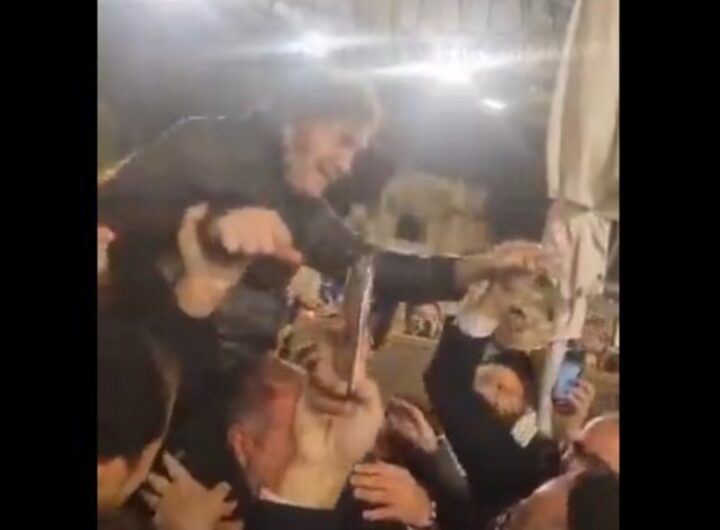 Javier Milei bailó y fue llevado en andas frente al Muro de los Lamentos, en su última noche en Israel