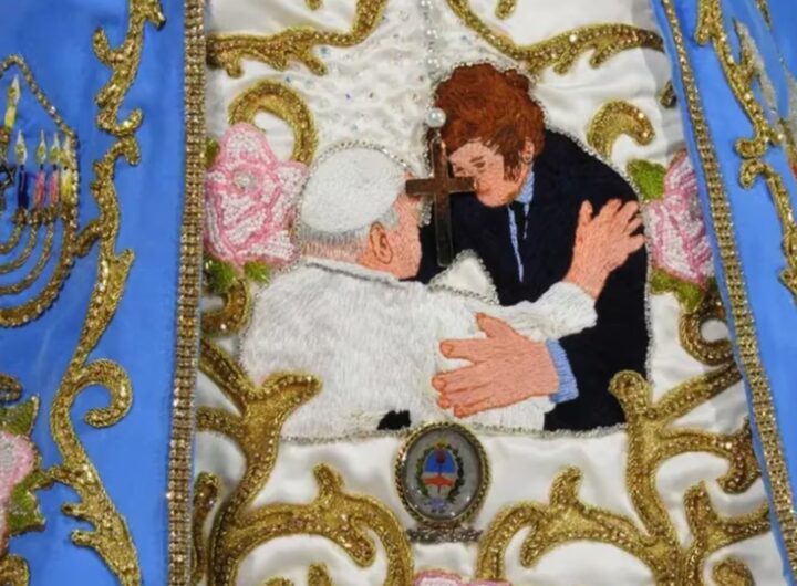 bordaron en el manto de la Virgen del Valle una imagen de Javier Milei junto al papa Francisco