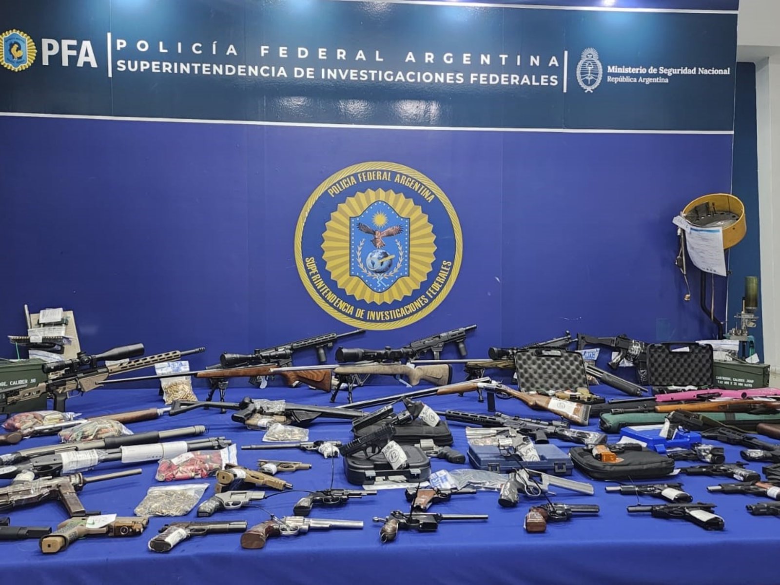 Cayó una banda que traficaba armas con ex empleados del RENAR: 140 allanamientos, 35 detenidos y un arsenal con escopetas y ametralladoras