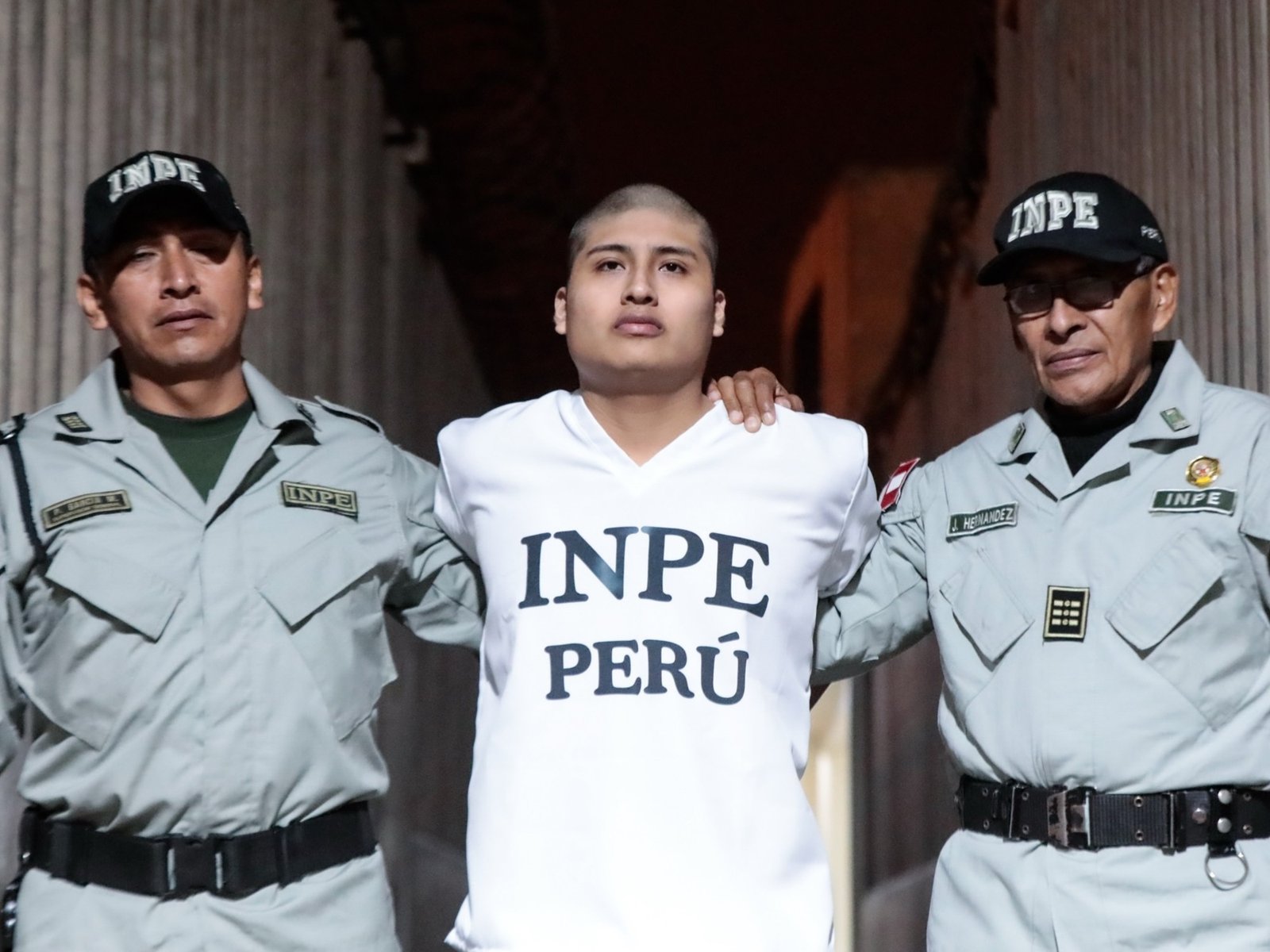 Rapado y vestido de blanco: así trasladan a "Pequeño J" a la Argentina para ser indagado por el triple crimen de Florencio Varela