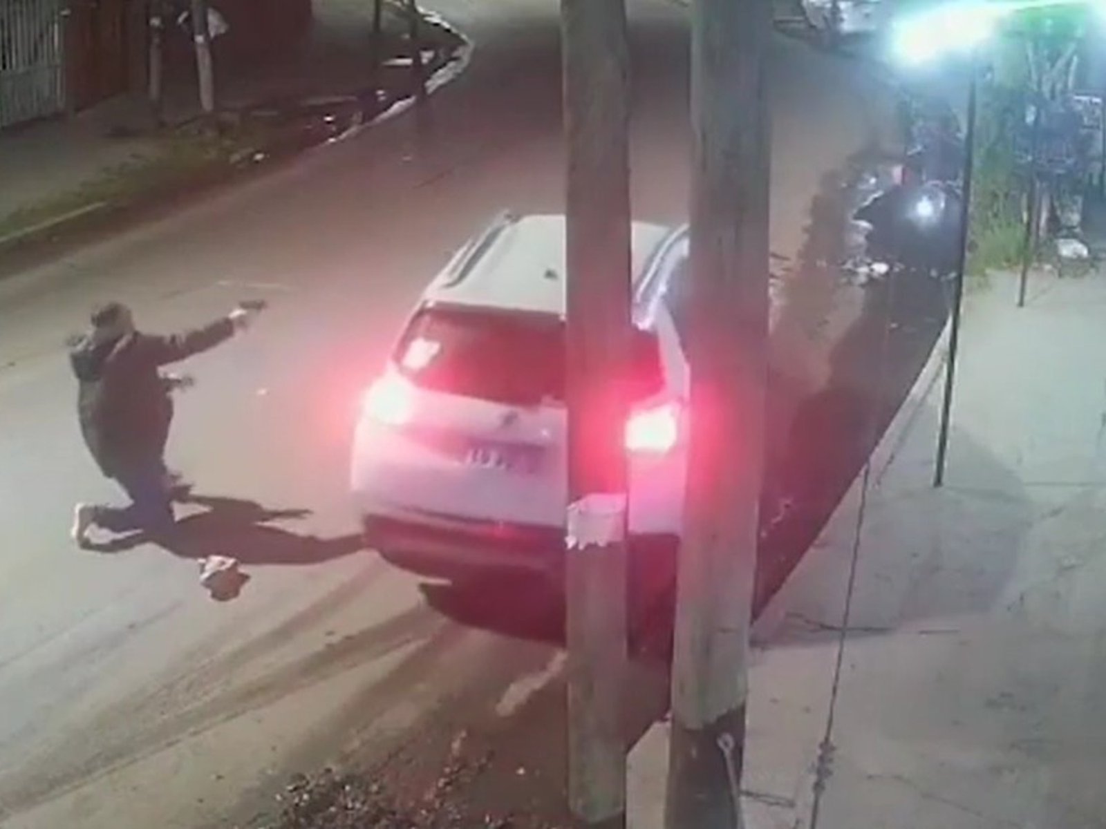 Conurbano violento: lo bajan del auto con un arma en la cabeza para robarlo, pero era policía y los repelió a tiros