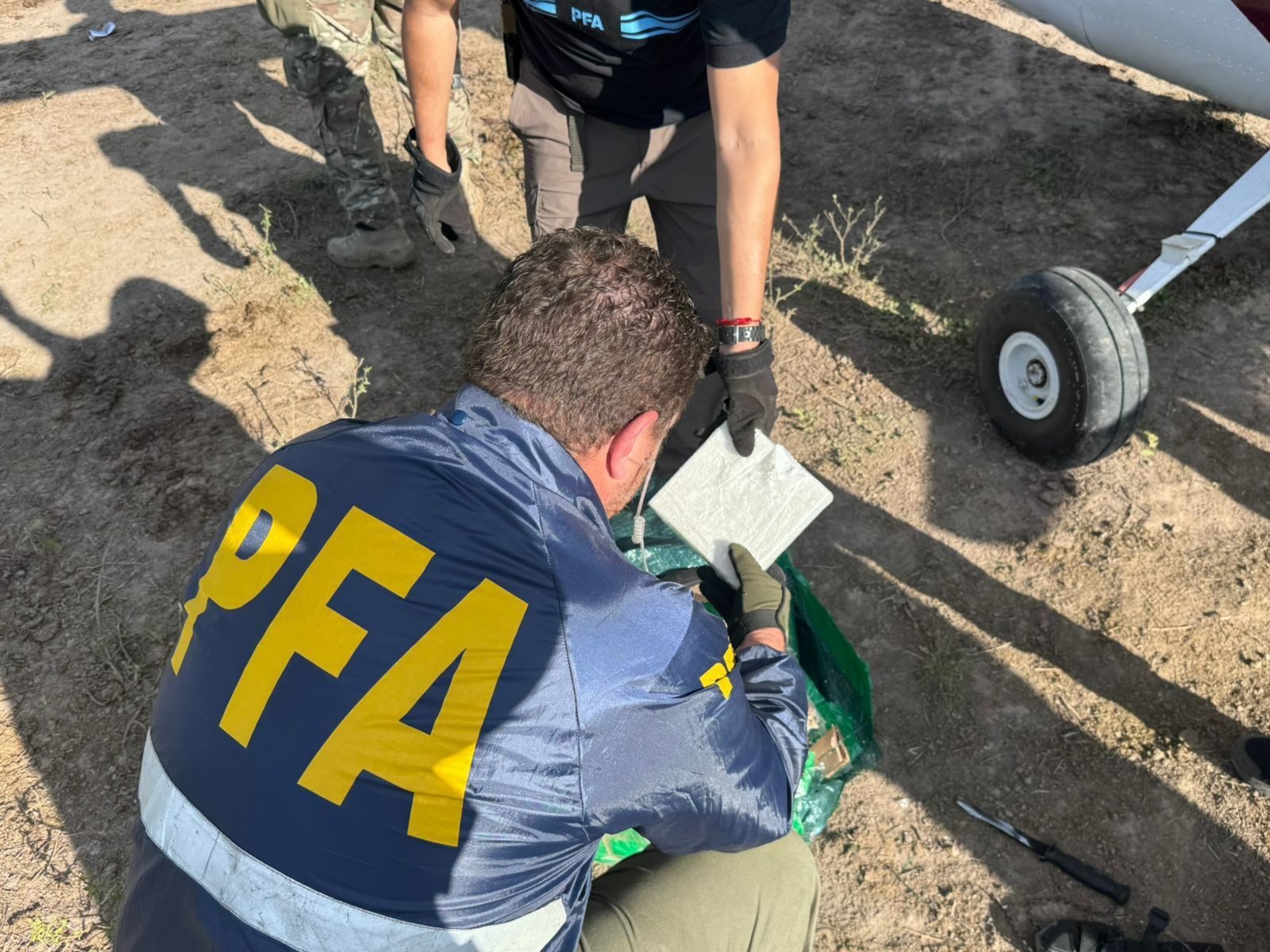 Golpe al narcotráfico en Santa Fe: desmantelan una red con ayuda de la DEA y secuestran 400 kilos de cocaína que llegaron en avioneta