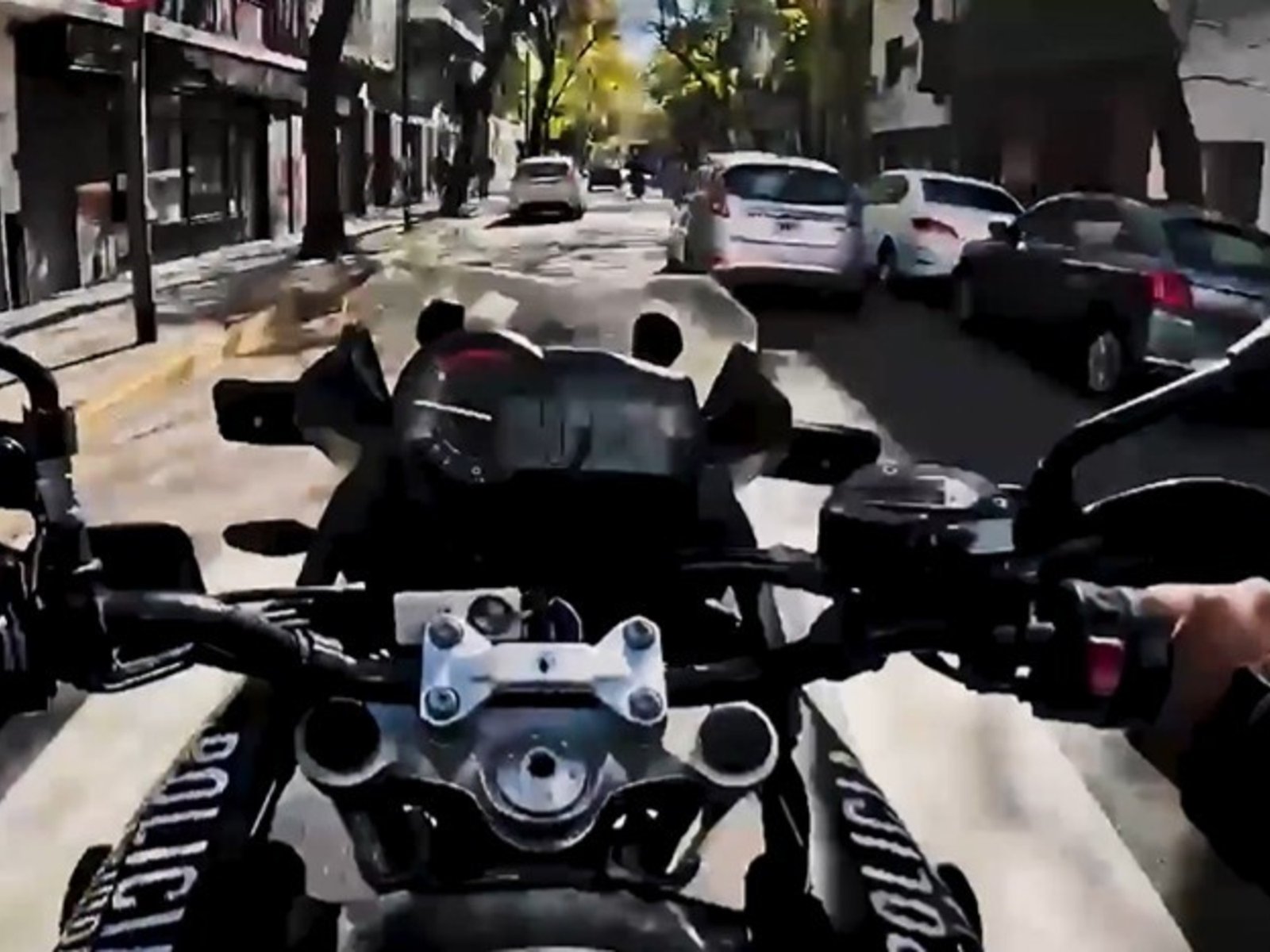 Persecución en la Ciudad: detuvieron a un motochorro colombiano tras perder el control de la moto mientras escapaba