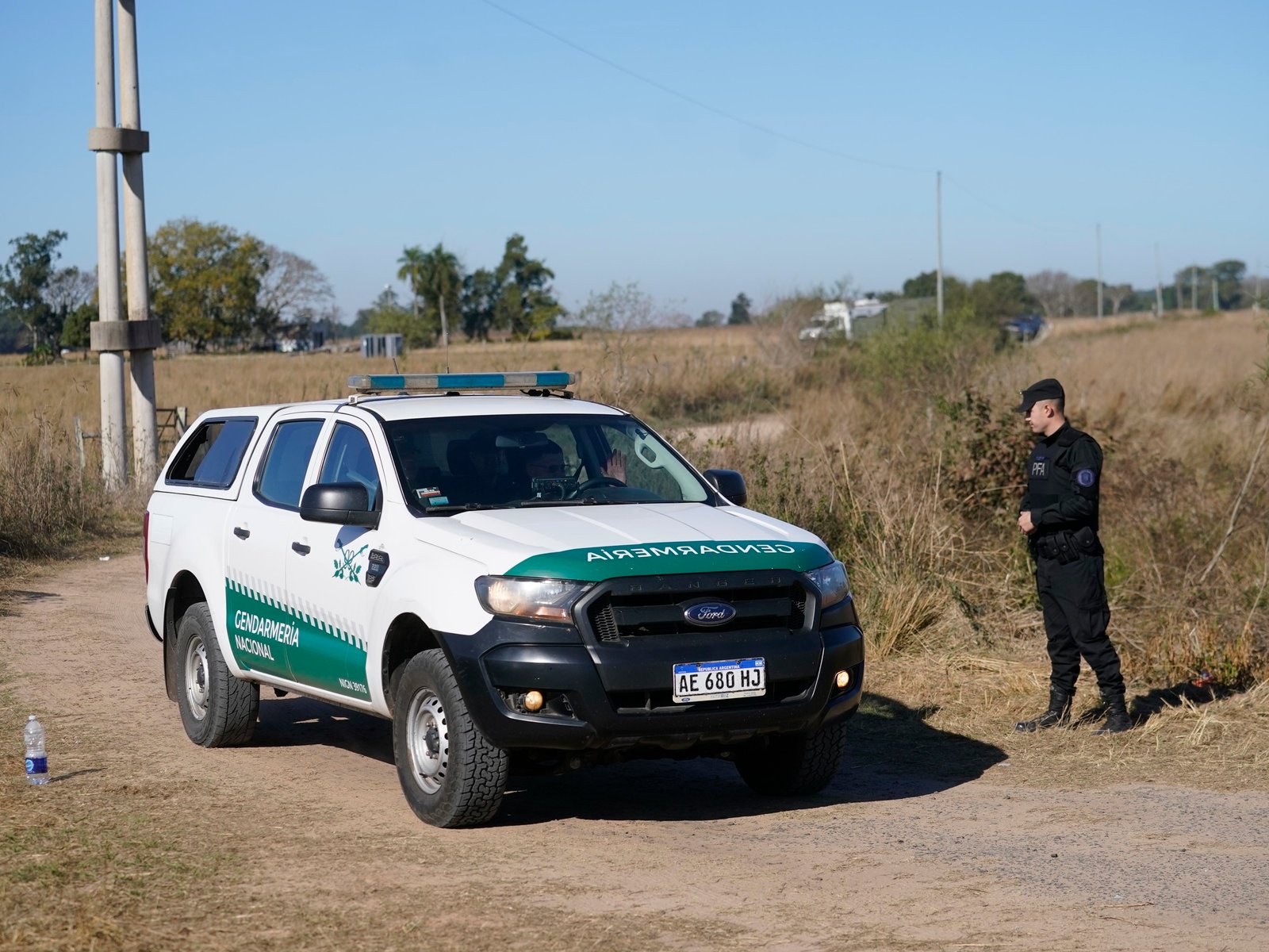 Vuelo narco en Santa Fe: una avioneta secuestrada, tiroteo, autos quemados y un gendarme atropellado