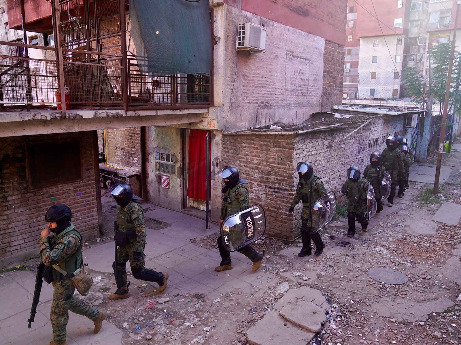 Miedo, disparos y contraseñas ocultas entre narcos: cómo viven los vecinos de Fuerte Apache