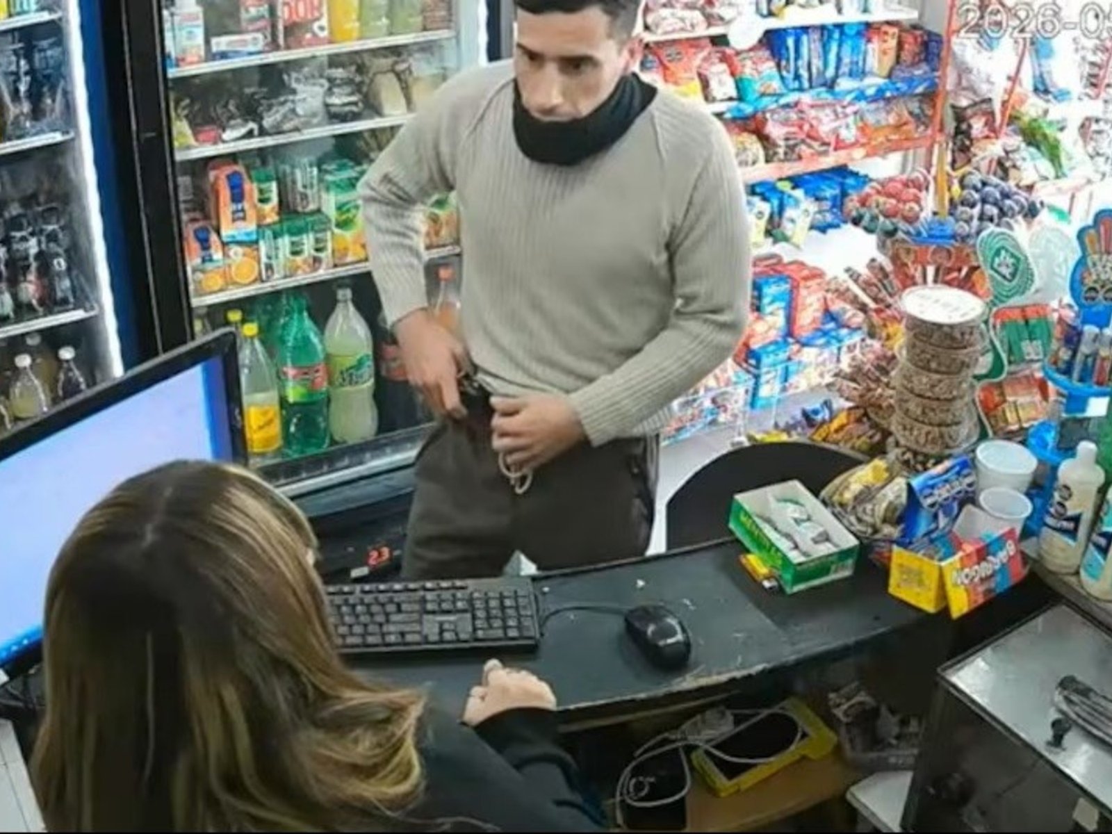 Quiso robarle a una kiosquera en pleno centro y lo identifican por las cámaras de seguridad: era policía activo