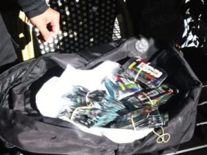 Detuvieron a dos motochorros que se robaron 150 paquetes de figuritas del Mundial