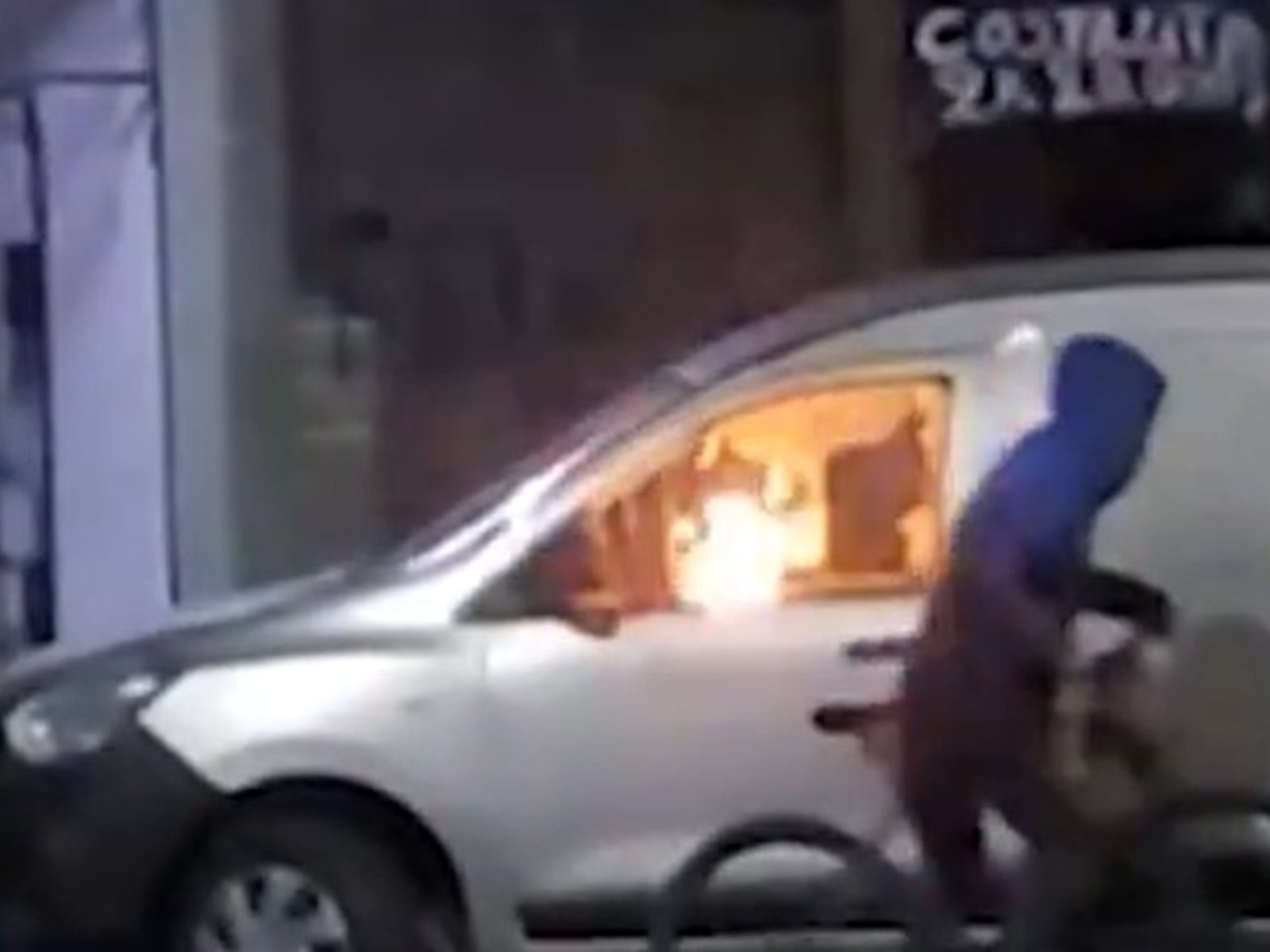 "¡Lo está prendiendo fuego!": lo despidieron y le incendió la camioneta al dueño de la carnicería donde trabajaba
