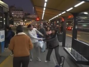 Intento de robo en vivo en Constitución: dos mujeres forcejearon por un celular en la parada del colectivo