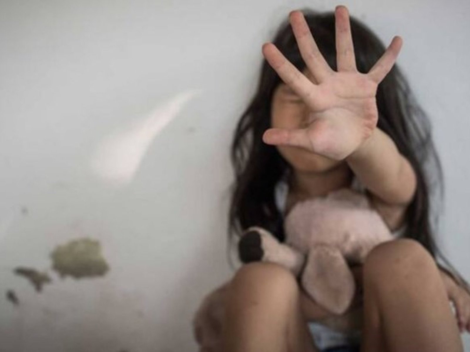 Fue golpeada a la escuela y le dijo a una profesora que su papá la violaba
