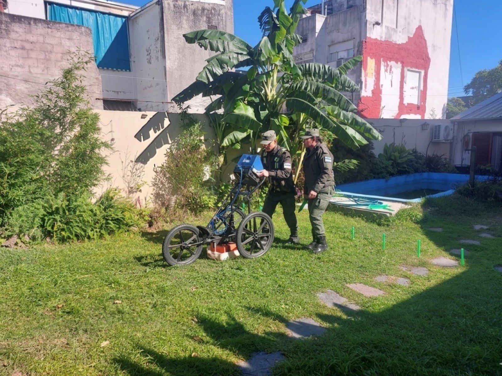 Misterio en Coghlan: por una "anomalía", vuelven a excavar en el jardín donde hallaron los restos de Diego Fernández Lima