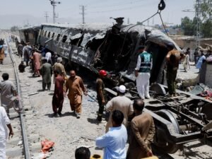Atentado terrorista en Pakistán: 24 muertos por el impacto de un coche bomba contra un tren que llevaba militares a una fiesta religiosa
