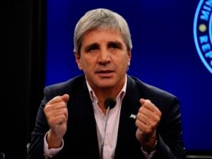 Caputo aseguró que la baja de retenciones no dependerá del nivel de recaudación y que no cambiará la meta fiscal