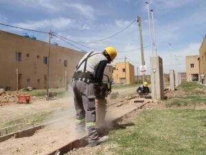 Casi 6 de cada 10 sectores recortó empleos en la era Milei: los que más sufrieron y los pocos que se salvaron