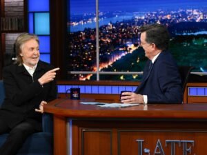 Censurado por Trump, Stephen Colbert se despidió de ‘The Late Show’ en un ambicioso programa final junto a Paul McCartney