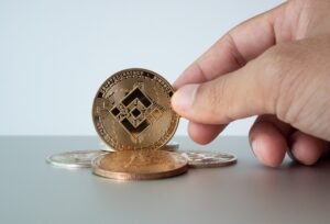 El precio de BNB supera los $680 mientras mejora el sentimiento cripto