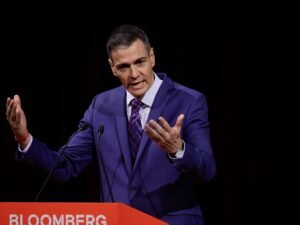 Elecciones en España: Pedro Sánchez, según el espejo en el que se mire