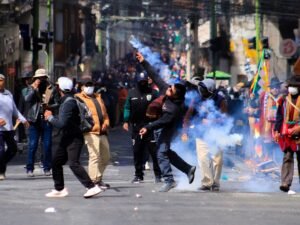 Graves enfrentamientos entre manifestantes y policías en La Paz: palos, piedras y gases lacrimógenos en otra jornada de caos