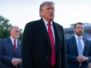 Guerra en Medio Oriente: Trump afirma que la tregua con Irán sigue vigente pese al intercambio de disparos en Ormuz
