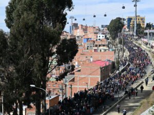 Incidentes, piquetes y caos en Bolivia por una marcha contra el presidente Rodrigo Paz