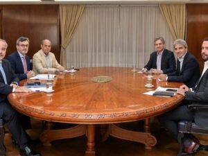 La industria le dijo a Caputo que se demora la reactivación y pidió un alivio financiero e impositivo