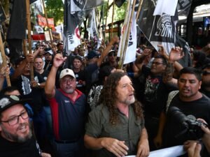 Por un embargo judicial, los trabajadores de FATE empezaron a cobrar los sueldos adeudados