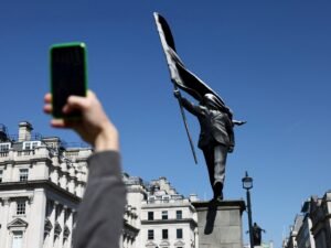 Una nueva estatua de Banksy causa revuelo en el centro de Londres