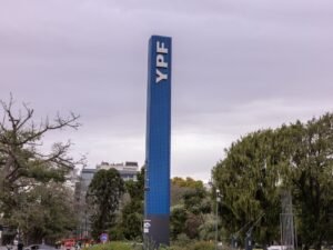 YPF rompió su propio récord: explotó el precio de su acción y la empresa ya vale más que en toda su historia