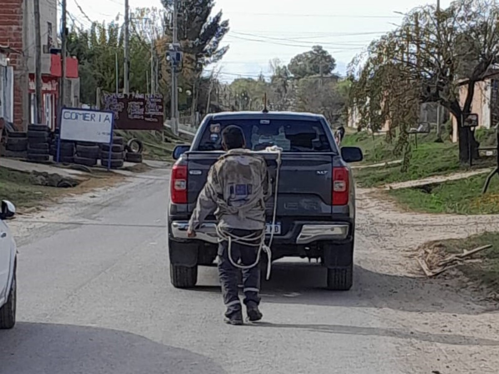 "Esto es lo que le hago a los ratas como vos": ató a su camioneta a un ladrón que le robó y lo arrastró por la calle