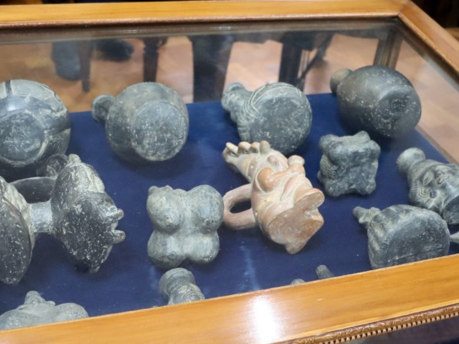 "Pie de momia" y manuscritos: devuelven más de 30 piezas arqueológicas y culturales a Perú que estaban de contrabando en Argentina