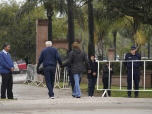 El doloroso último adiós a Agostina: su mamá estuvo en el sepelio y vuelve al hospital para internarse