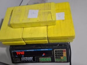 Lo pararon en un control en la autopista, salió corriendo con su mochila y lo atraparon: llevaba 7 kilos de cocaína
