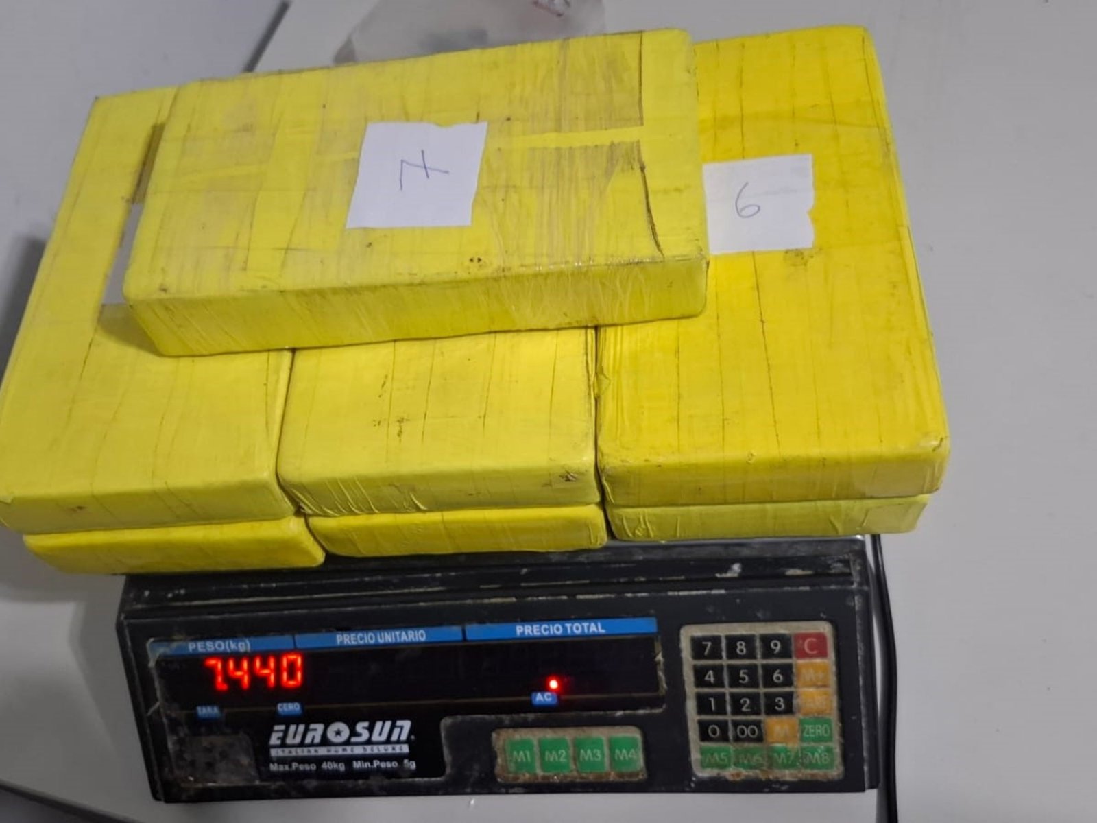 Lo pararon en un control en la autopista, salió corriendo con su mochila y lo atraparon: llevaba 7 kilos de cocaína