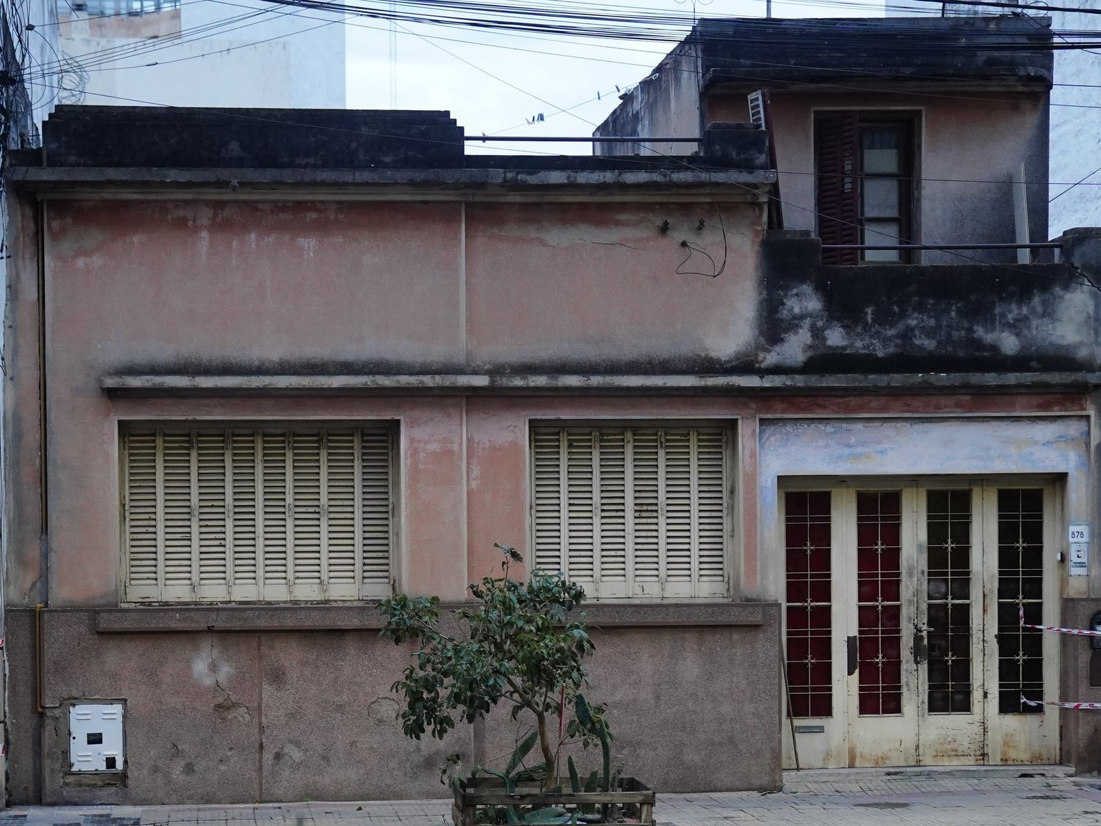 Más de dos horas de allanamiento en la casa de Barrelier: qué buscan en la vivienda del detenido