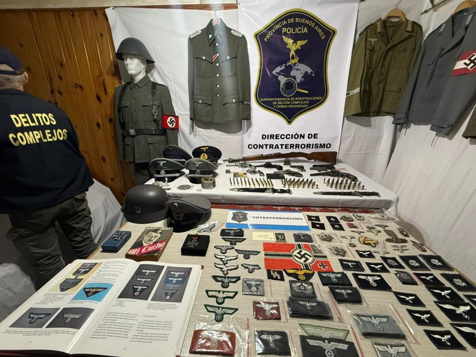 Uniformes nazis, armas e insignias con esvásticas: detuvieron a un hombre que comercializaba por redes sociales parafernalia del Tercer Reich