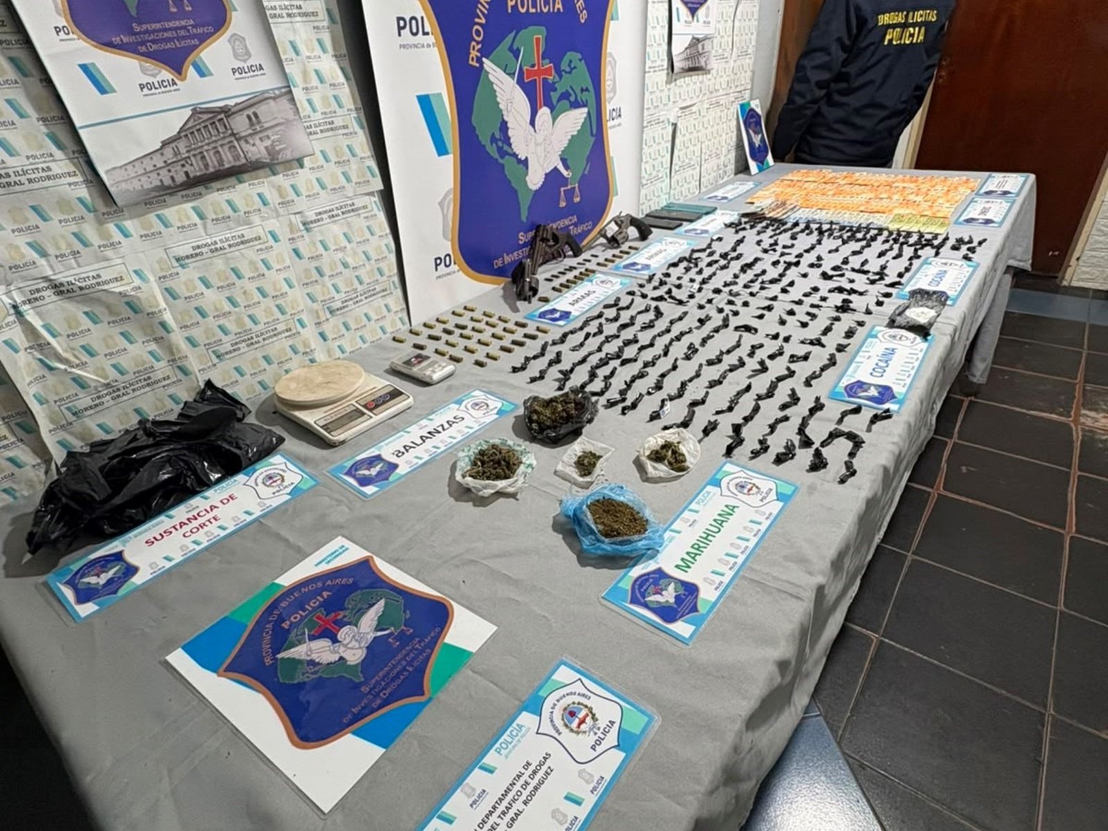 Cayeron tres dealers con antecedentes que vendían droga en el oeste del conurbano: dos de los narcos sacaron armas y amenazaron a la Policía