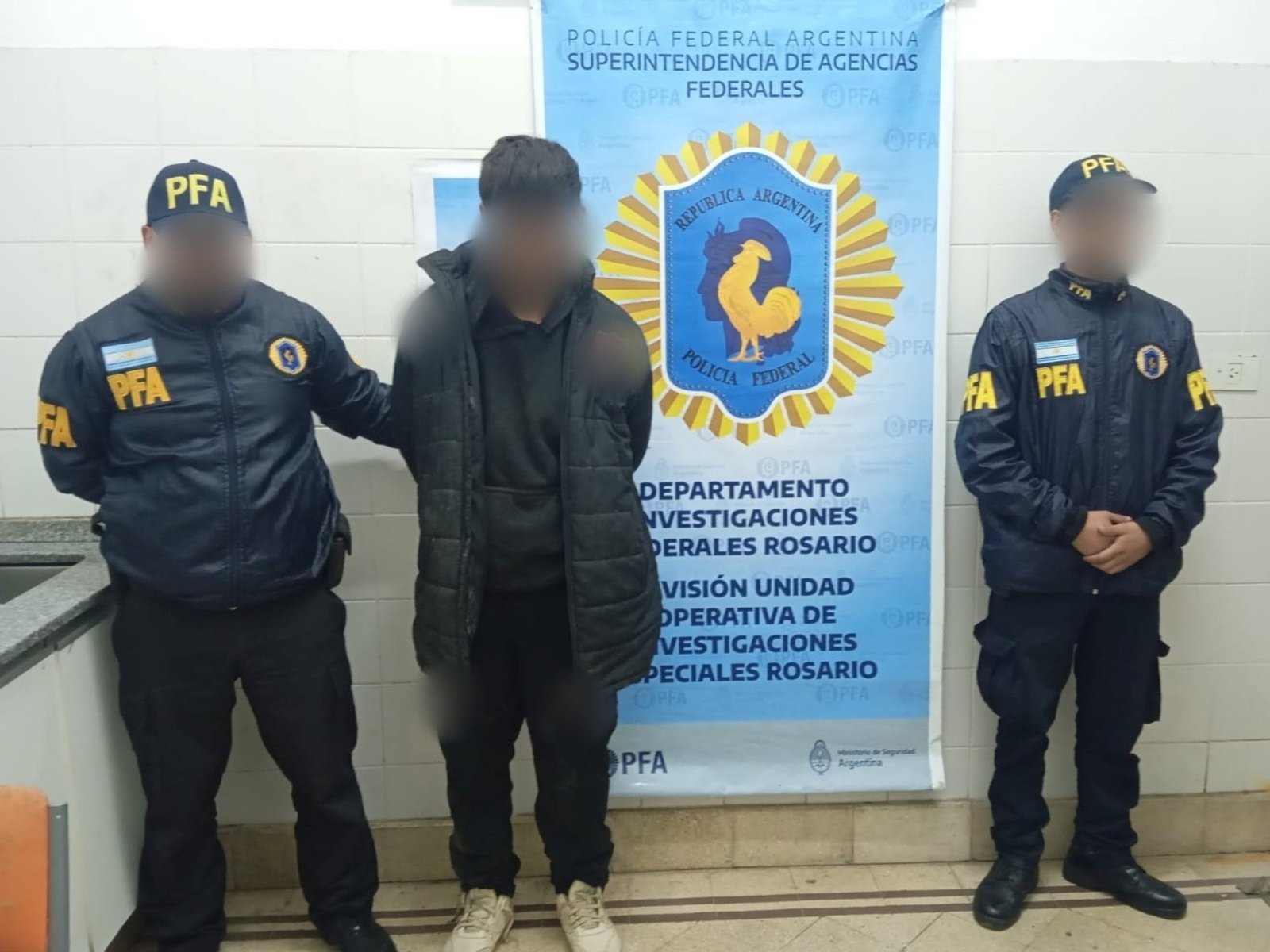 Dos detenidos por el crimen del policía Rodolfo Manfredi en Rosario: tenían tres armas, más de 150 balas y ropa con aparentes manchas de sangre