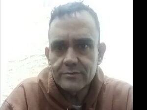 “No aguanto más, fue una mochila muy pesada”: un ex policía condenado por violar a una menor se pegó un tiro en un calabozo