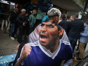 Declaró el médico Di Spagna en el juicio por la muerte de Maradona: “Vi a dos hijas con amor por su padre”