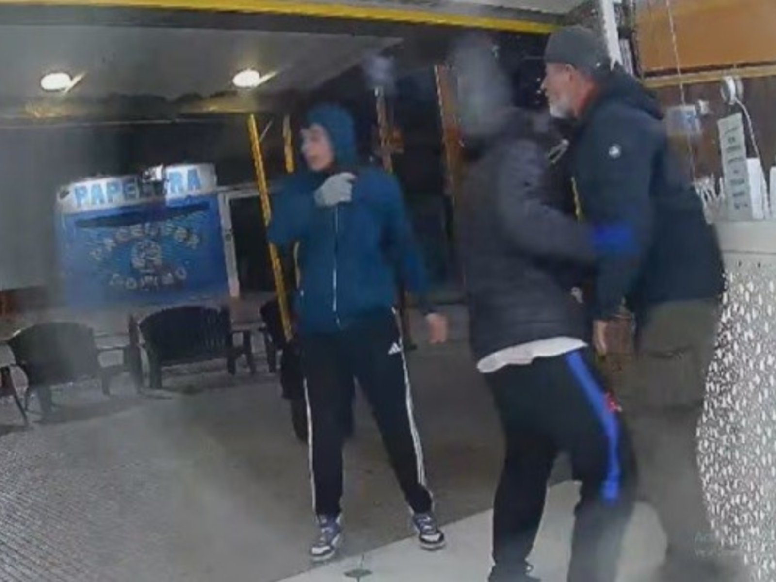 Terror en una heladería de La Matanza: ataque de tres ladrones armados para robarle a un hombre que estaba con su hija de 10 años