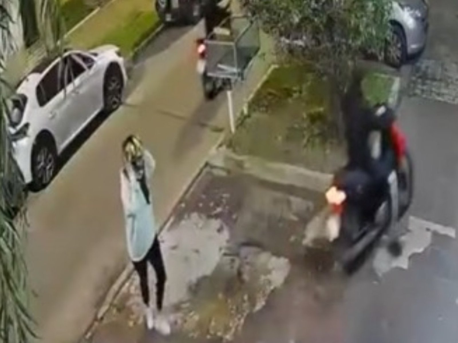 Una mujer utilizó un dispositivo de descargas eléctricas para evitar el robo de su moto: "Supongo que les habrá dolido"