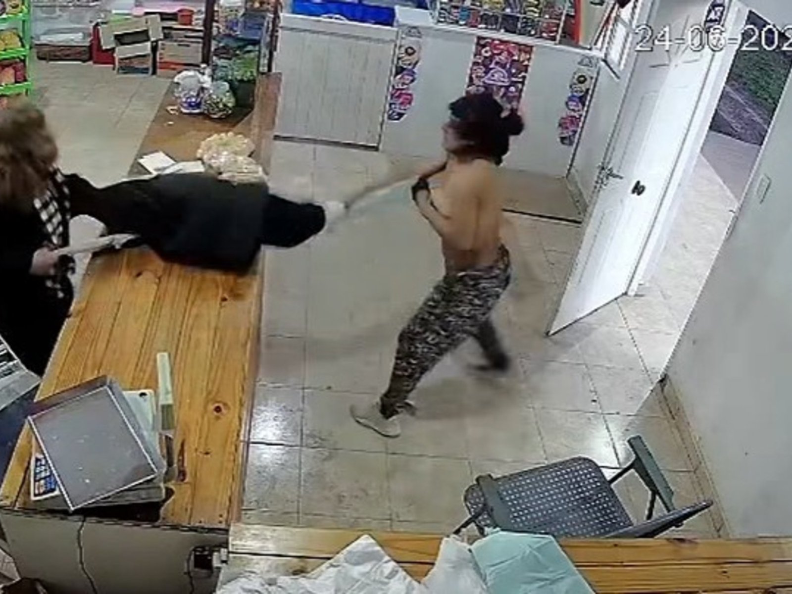 Robó en un almacén, forcejeó con la dueña y quedó desnuda: el insólito motivo de su regreso al local