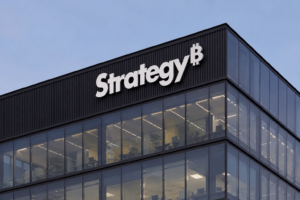 Acciones de Strategy (MSTR) suben tras nuevo marco de capital de crédito digital